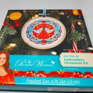 Embroidery Ornament kit "mazue medallion" New